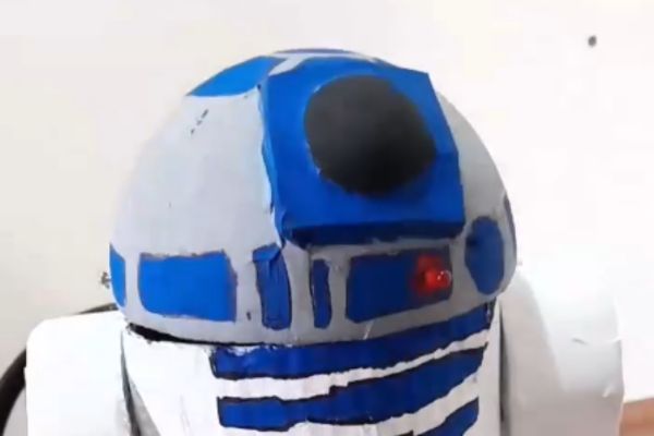 [R2 D2]